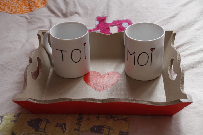 Des plateaux et des mugs décorés à la main.